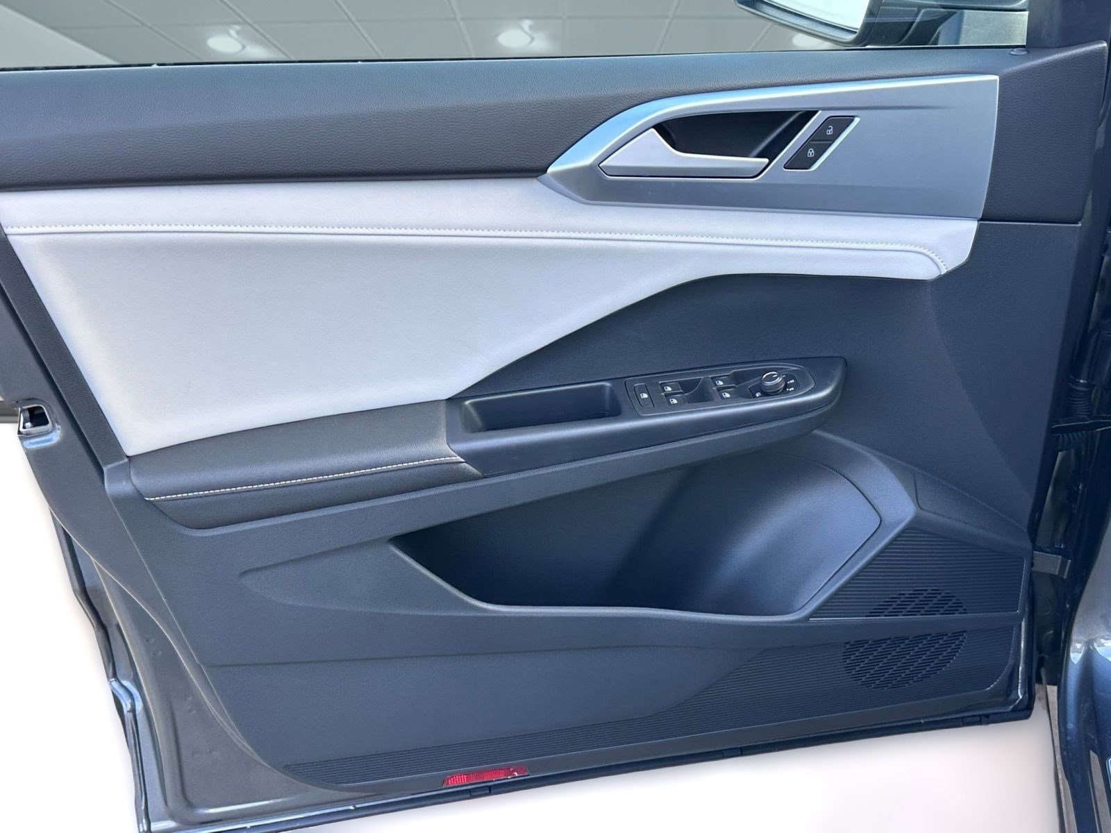 New 2026 Volkswagen Taos SE image 12