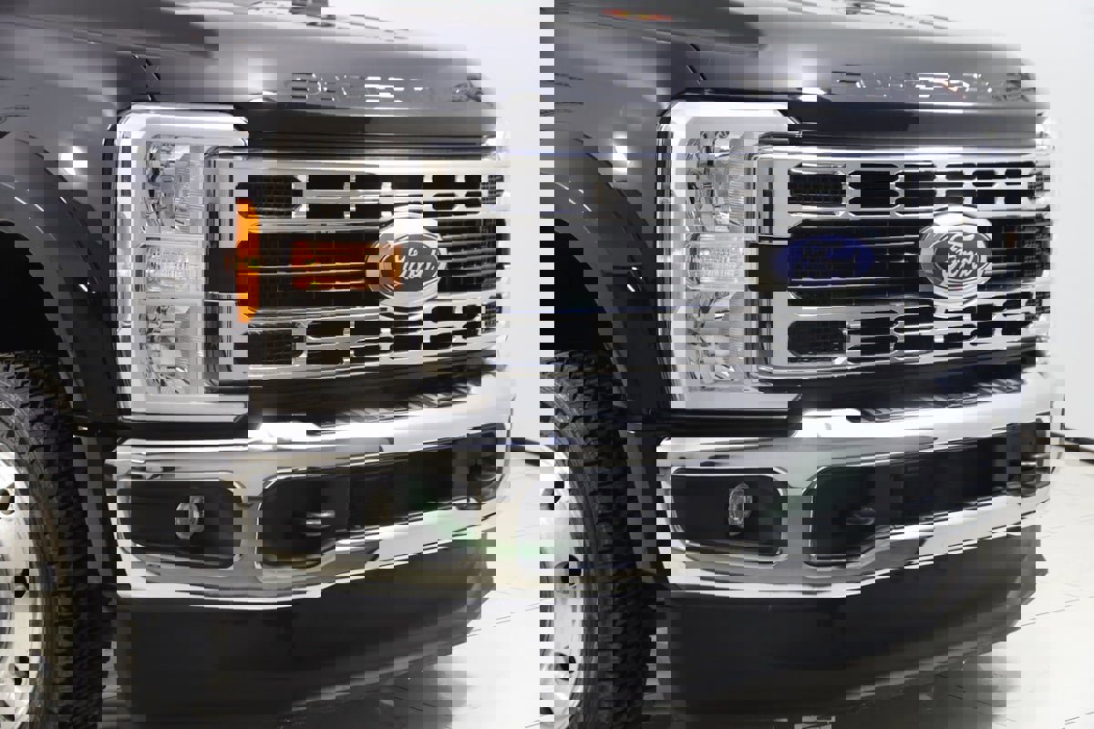 Used 2023 Ford F450 XLT w/ FX4 Off-Road Package image 35