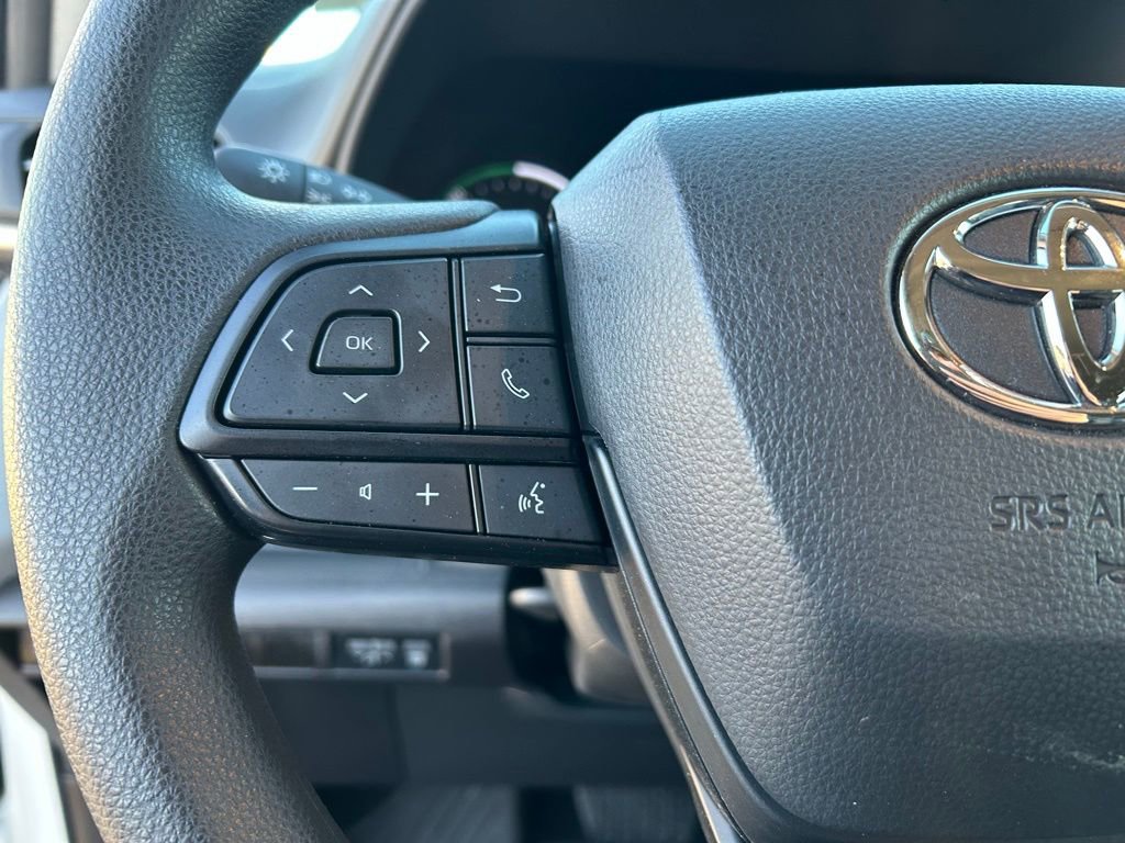 Used 2025 Toyota Sienna LE image 28