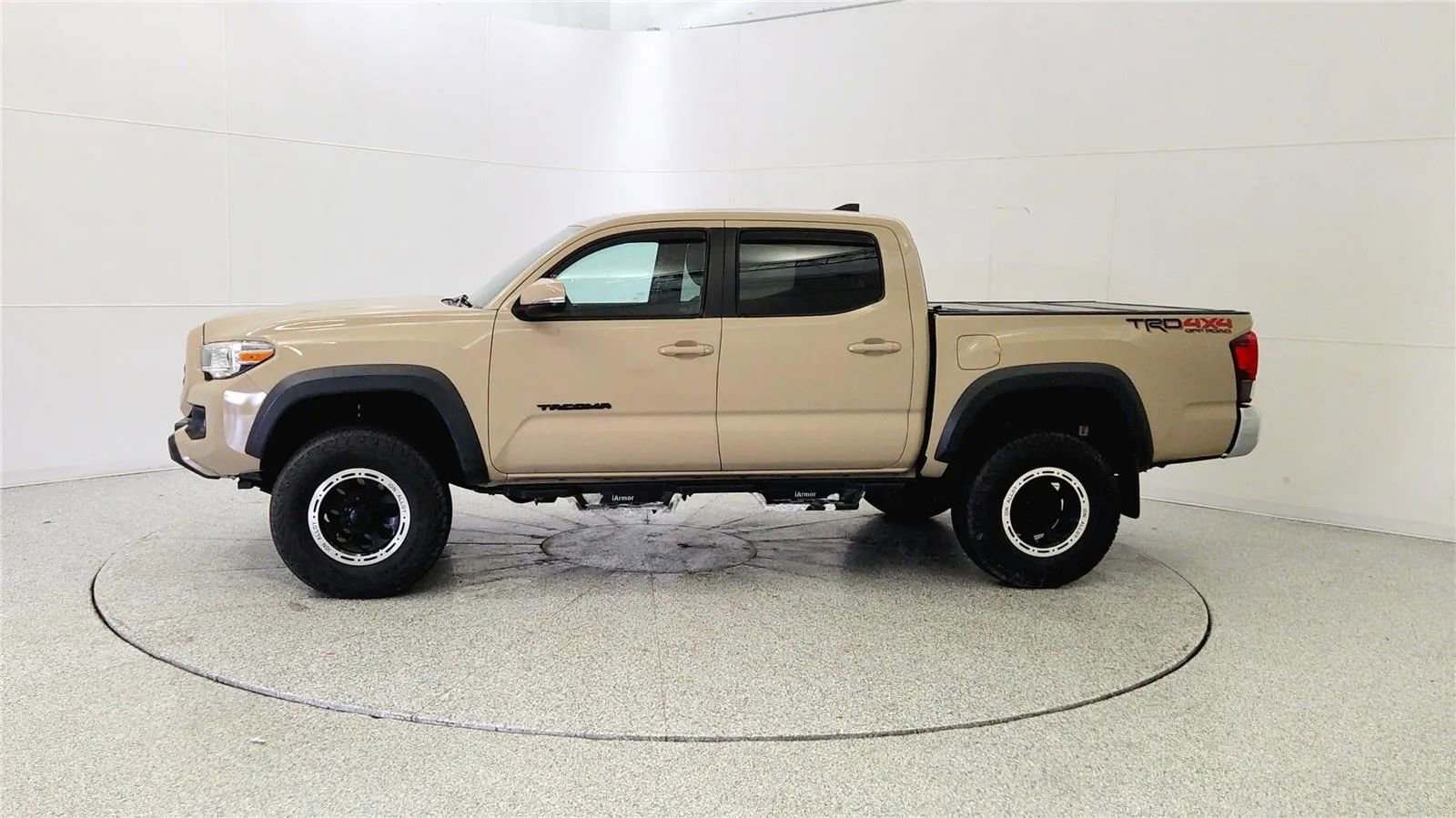 Used 2018 Toyota Tacoma TRD Off-Road AWD/4WD image 4