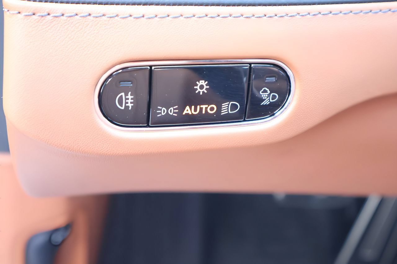 Used 2024 Bentley Flying Spur V8 AWD/4WD image 24