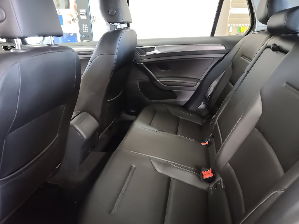 Used 2018 Volkswagen Golf SE image 8