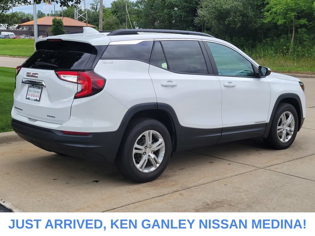 Used 2024 GMC Terrain SLE w/ Driver Convenience Package AWD/4WD image 3