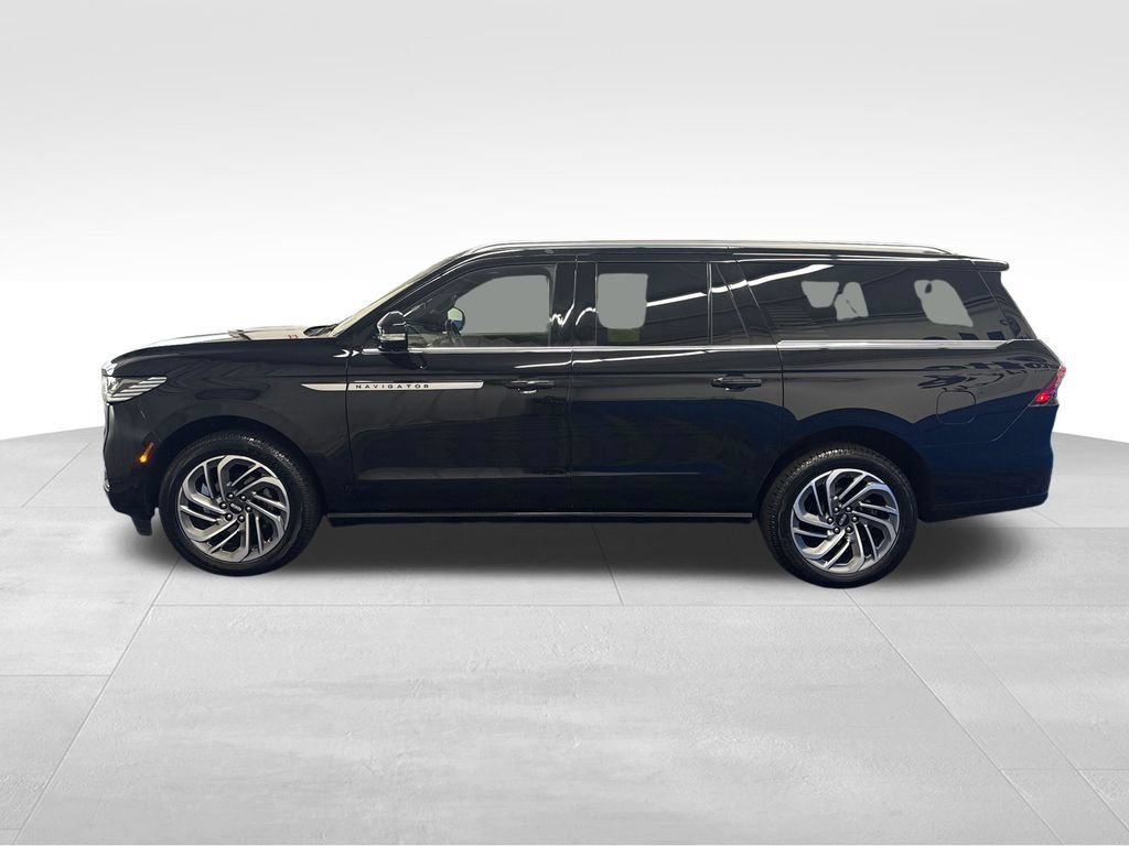 Used 2025 Lincoln Navigator L Reserve AWD/4WD image 2