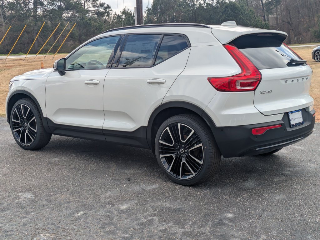 New 2026 Volvo XC40 B4 Plus w/ Climate Package FWD image 4