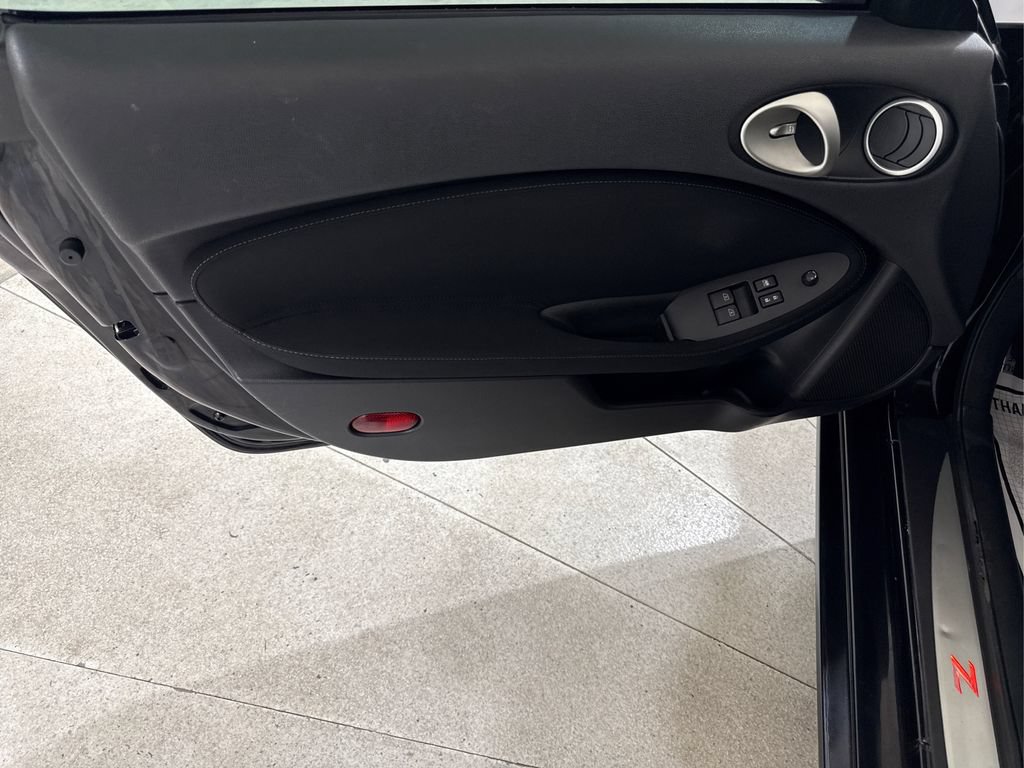 Used 2016 Nissan 370Z Coupe RWD image 33