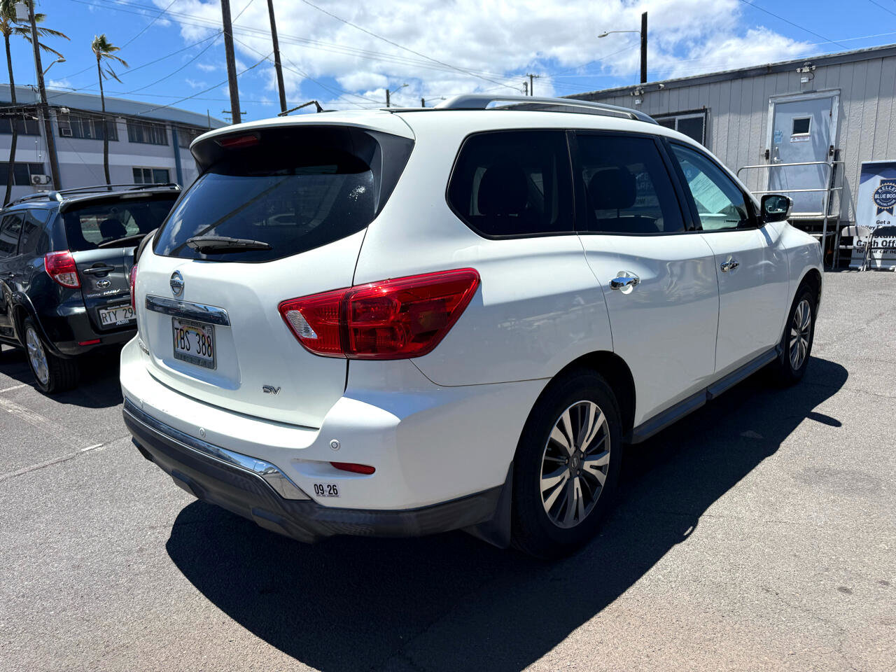Used 2017 Nissan Pathfinder SV image 3