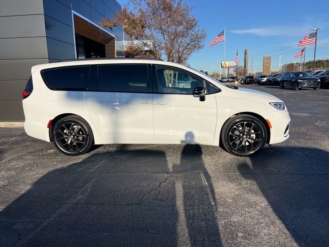 New 2026 Chrysler Pacifica Select w/ S Appearance Package image 2