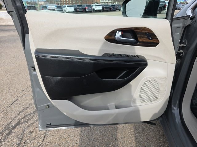 Used 2023 Chrysler Pacifica Limited FWD image 23