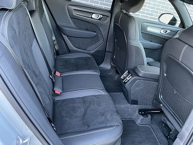Used 2025 Volvo XC40 B5 Plus image 19