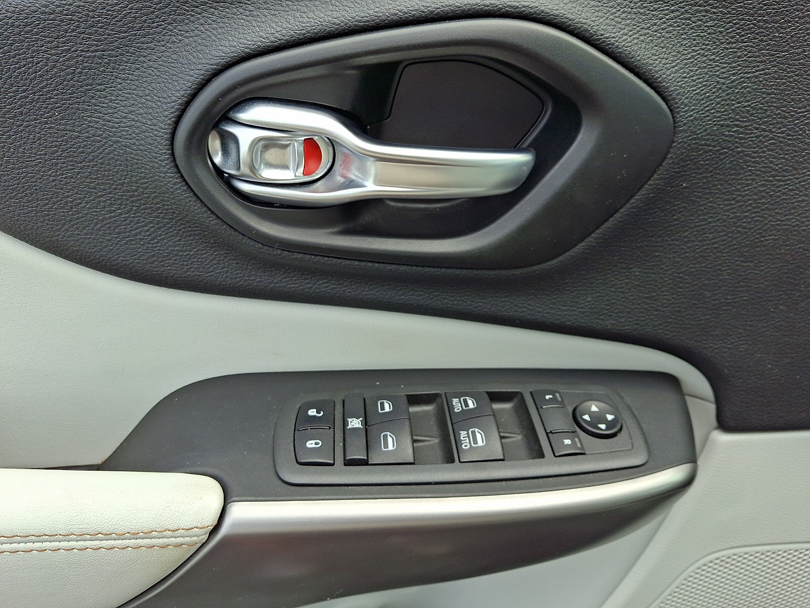 Used 2022 Jeep Cherokee Latitude Lux w/ Sun & Sound Group AWD/4WD image 12