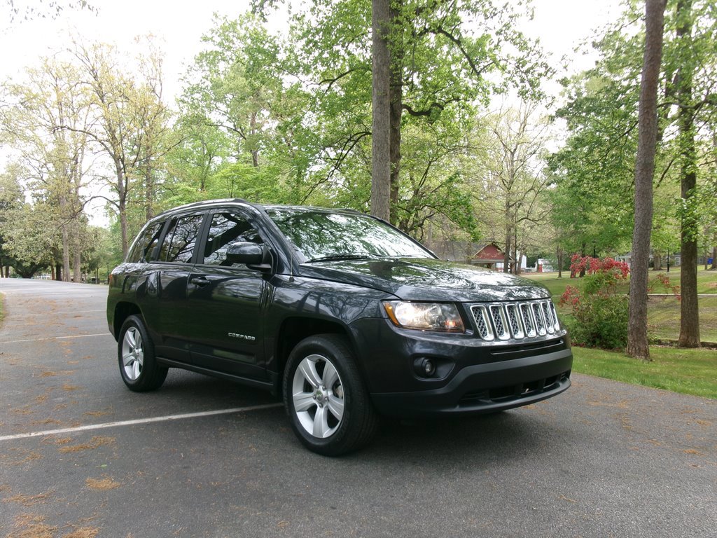 Used 2014 Jeep Compass Latitude w/ Sun/Sound Group FWD image 3