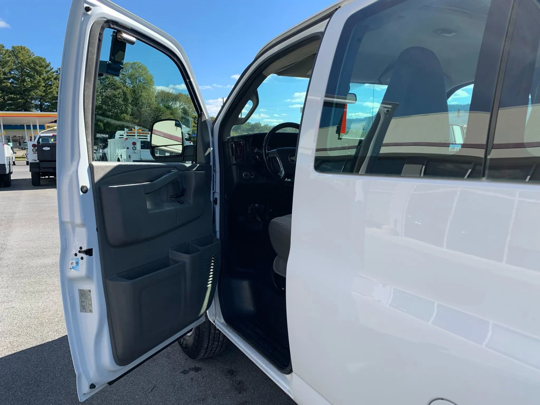 Used 2017 Chevrolet Express 2500 image 7