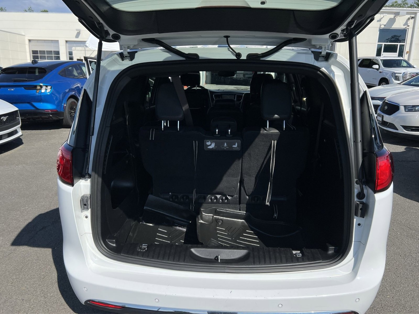 Used 2020 Chrysler Pacifica Touring-L FWD image 35