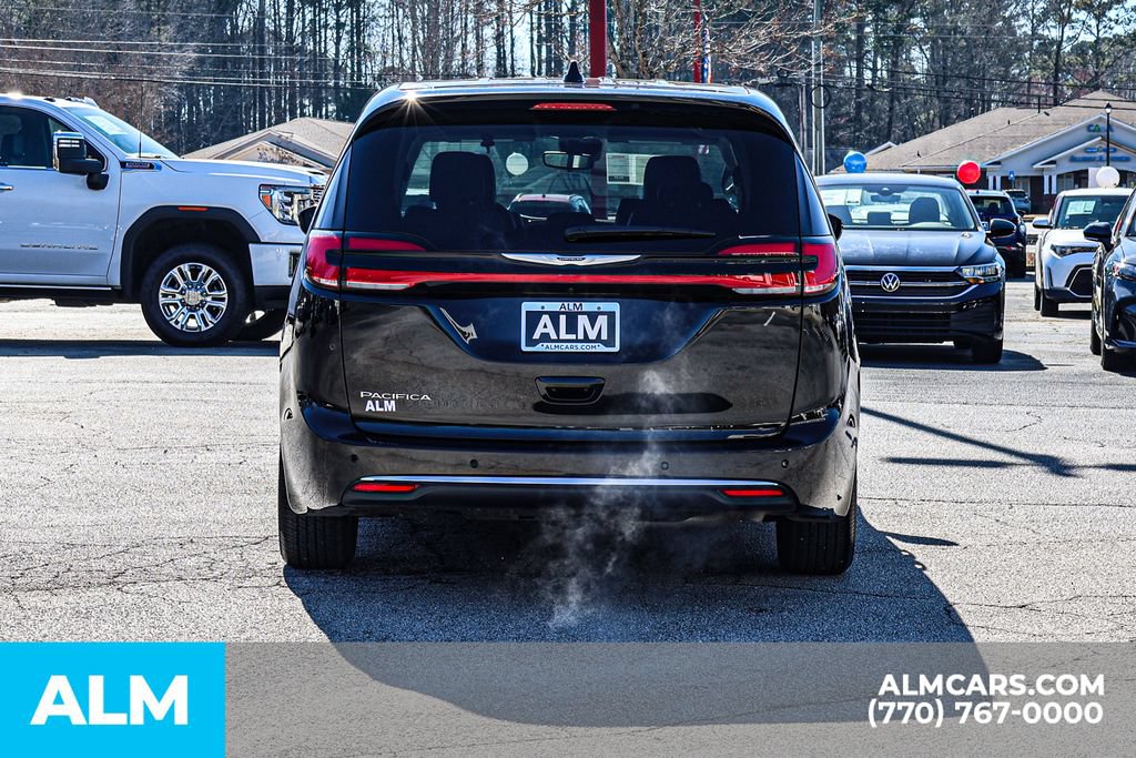 Used 2024 Chrysler Pacifica Touring-L FWD image 12