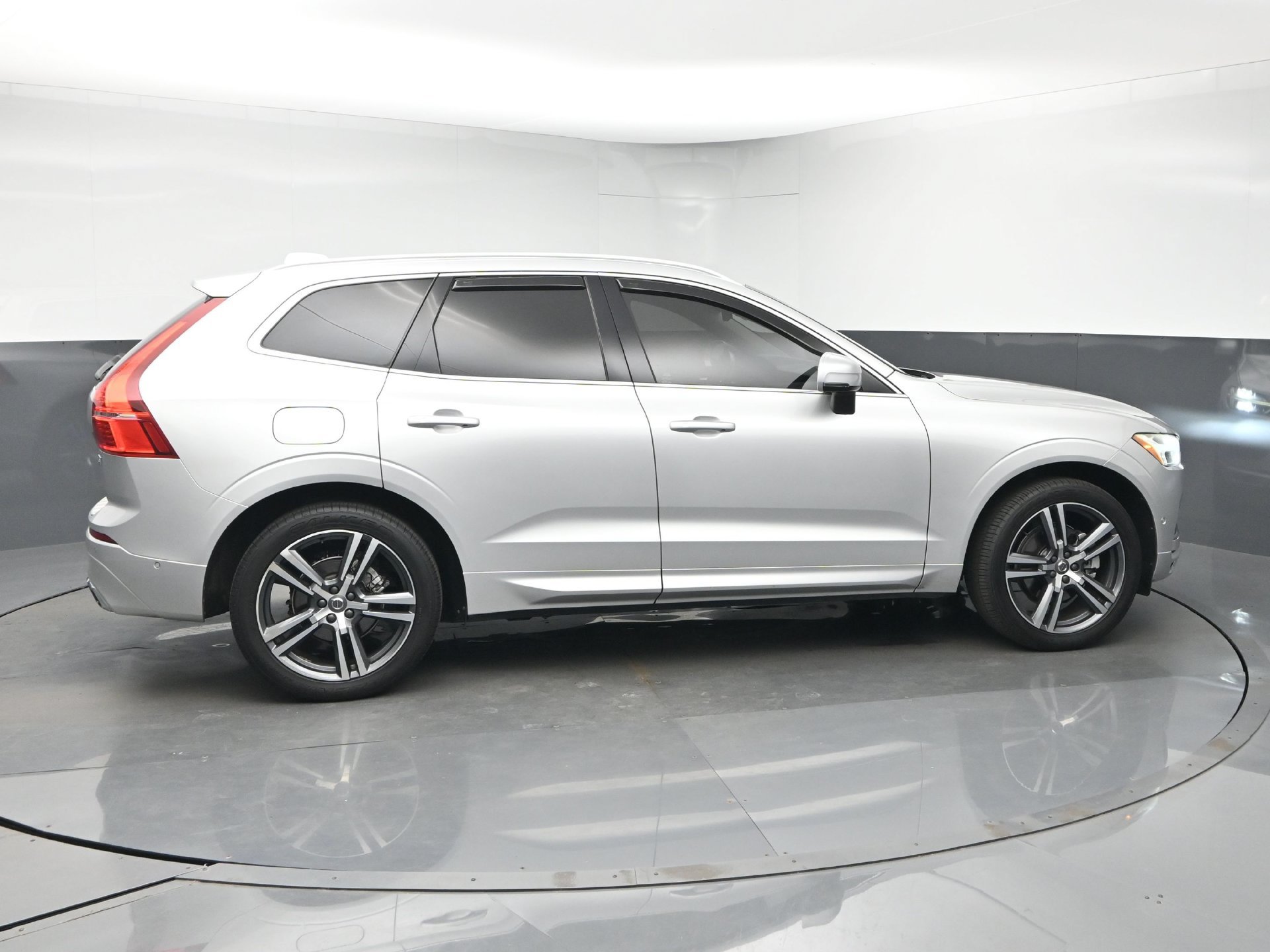 Used 2018 Volvo XC60 T5 Momentum w/ Vision Package AWD/4WD image 9