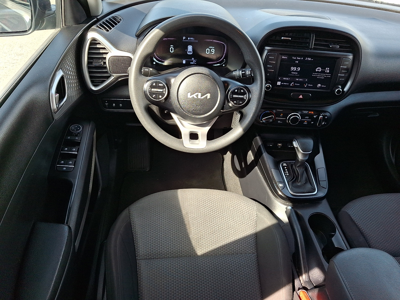 Used 2023 Kia Soul LX w/ LX Technology Package FWD image 11