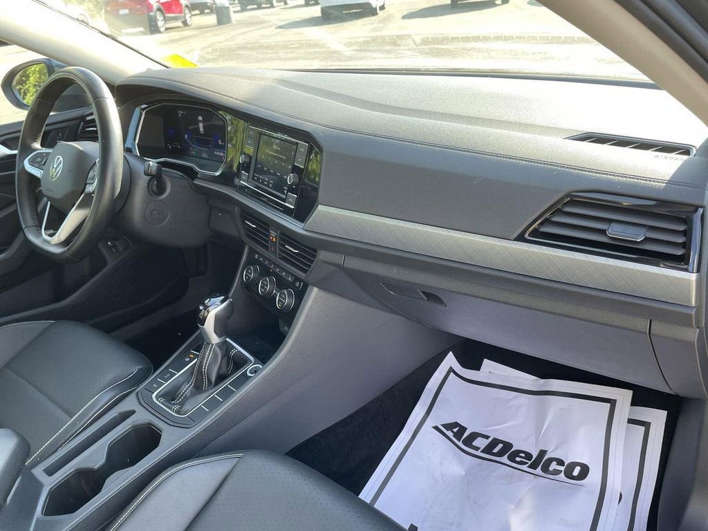 Used 2024 Volkswagen Jetta SE image 27