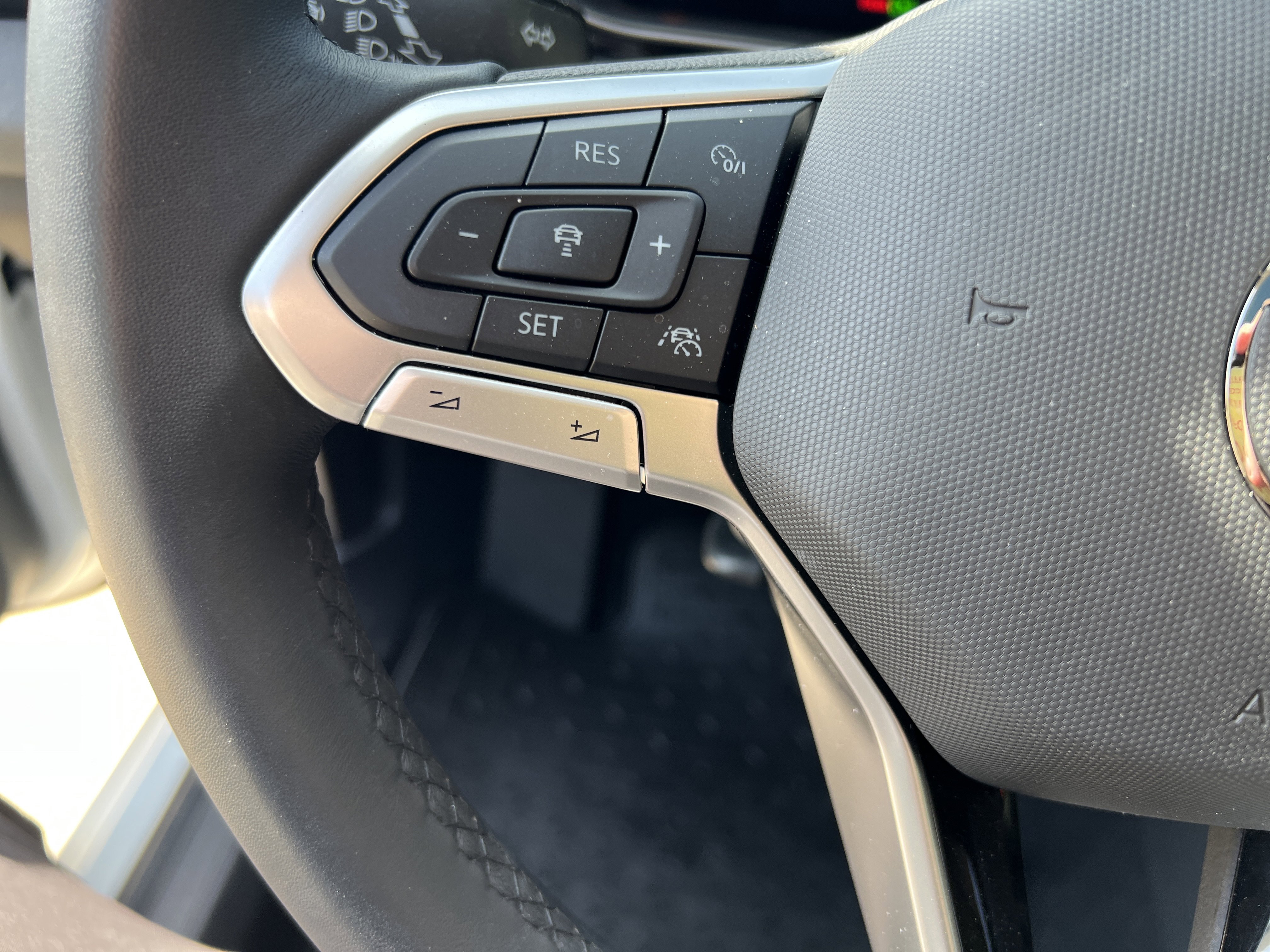 Used 2025 Volkswagen Jetta SE w/ Sunroof Package FWD image 17