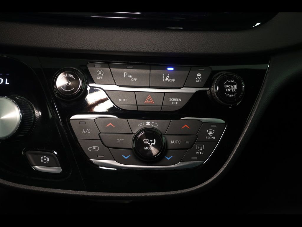 Used 2025 Chrysler Pacifica Select image 15