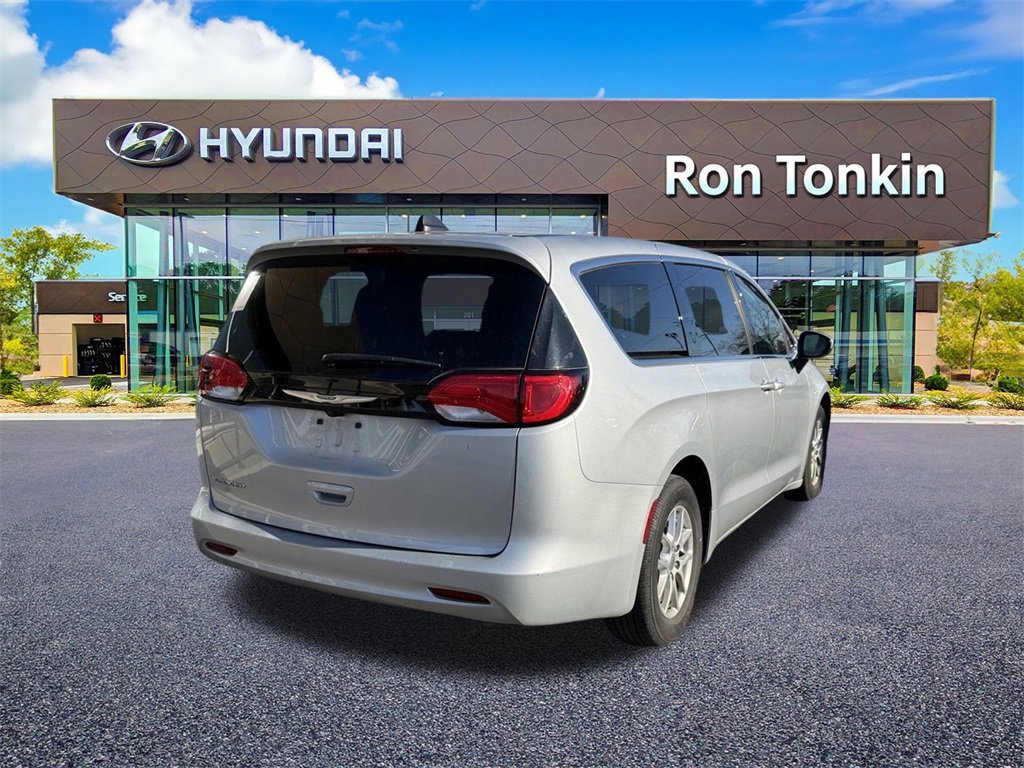 Used 2023 Chrysler Voyager LX image 7