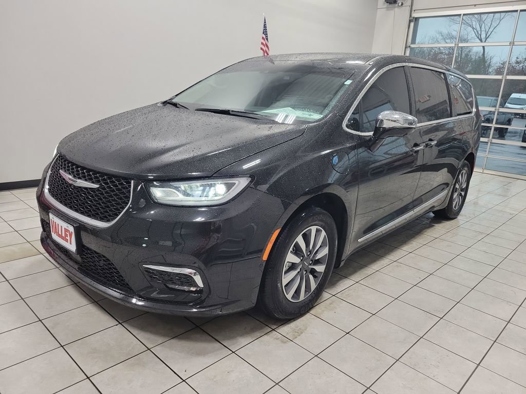Used 2023 Chrysler Pacifica Limited image 2