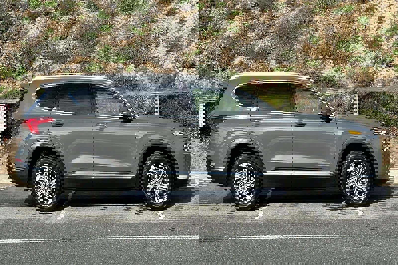 Used 2023 Hyundai Santa Fe SEL w/ Premium Package image 6