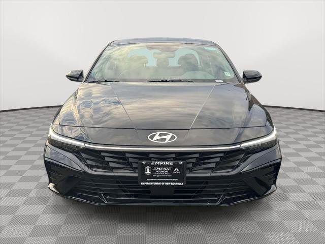 Used 2025 Hyundai Elantra SEL image 2