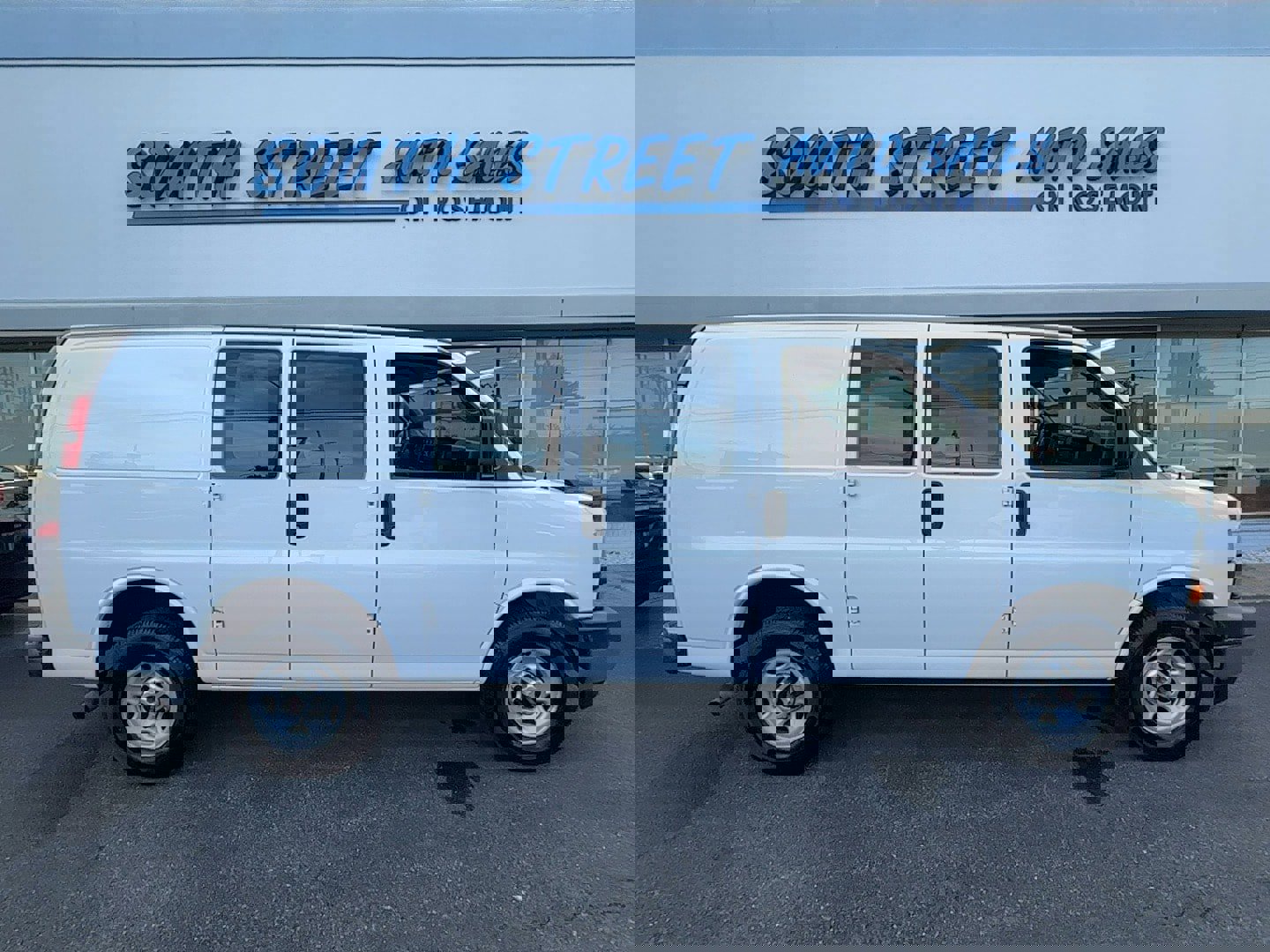 Used 2017 GMC Savana 2500 image 1