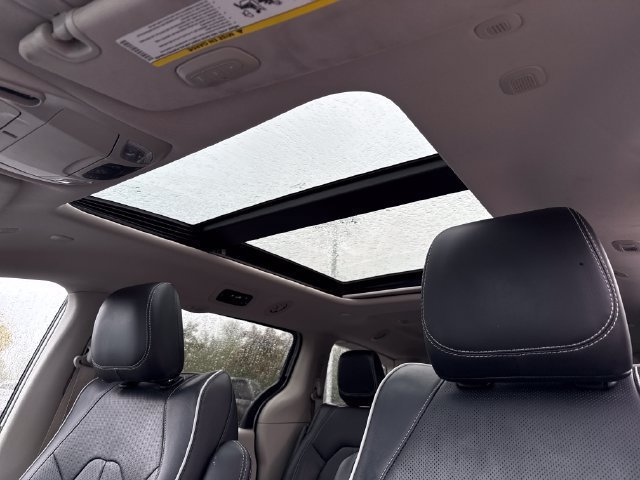 Used 2023 Chrysler Pacifica Limited FWD image 18
