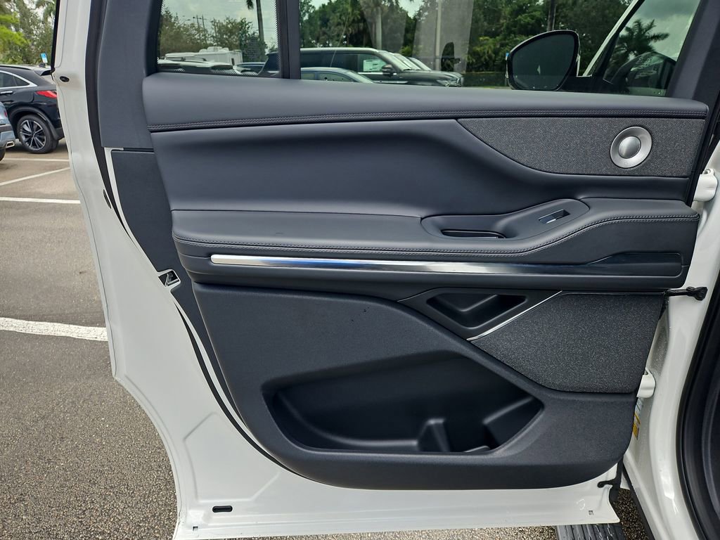 New 2025 Lincoln Navigator L Reserve w/ Jet Appearance Package image 18