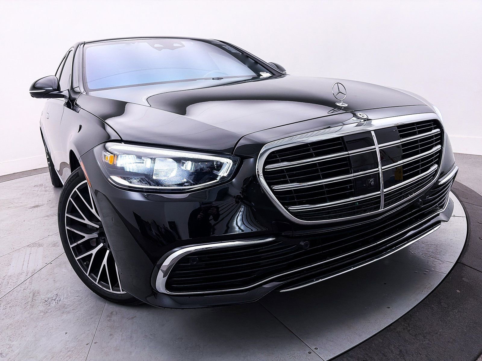 Used 2024 Mercedes-Benz S 580 4MATIC Sedan image 3