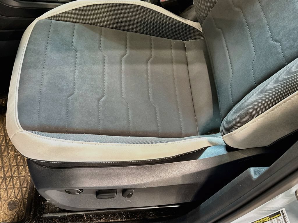 Certified 2025 Volkswagen Taos SE AWD/4WD image 20