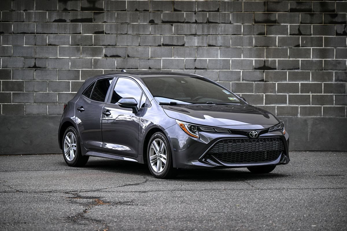 Used 2021 Toyota Corolla SE w/ SE Preferred Package FWD image 2