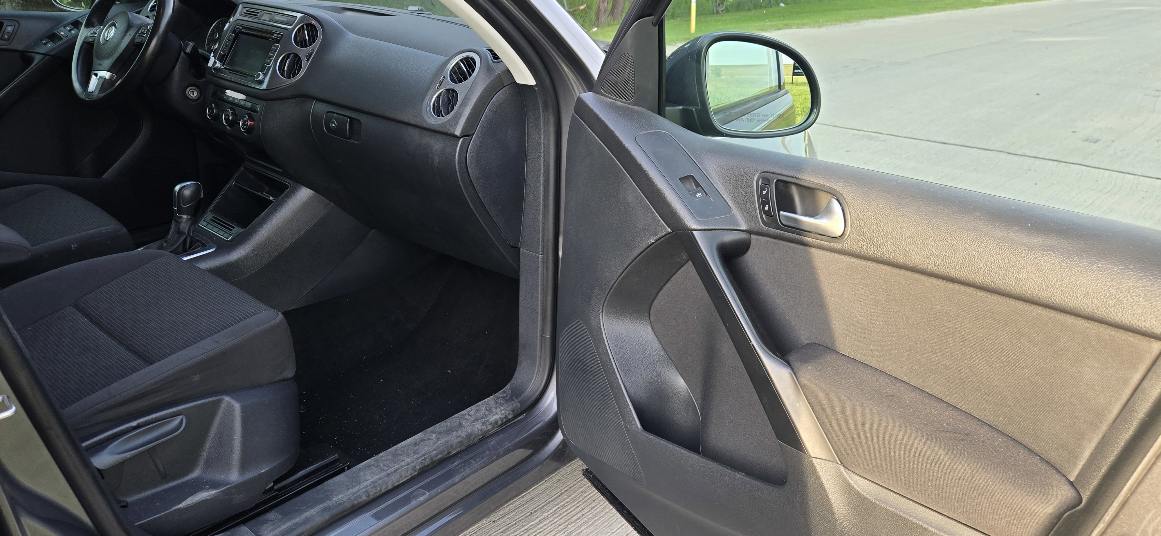 Used 2015 Volkswagen Tiguan S FWD image 24