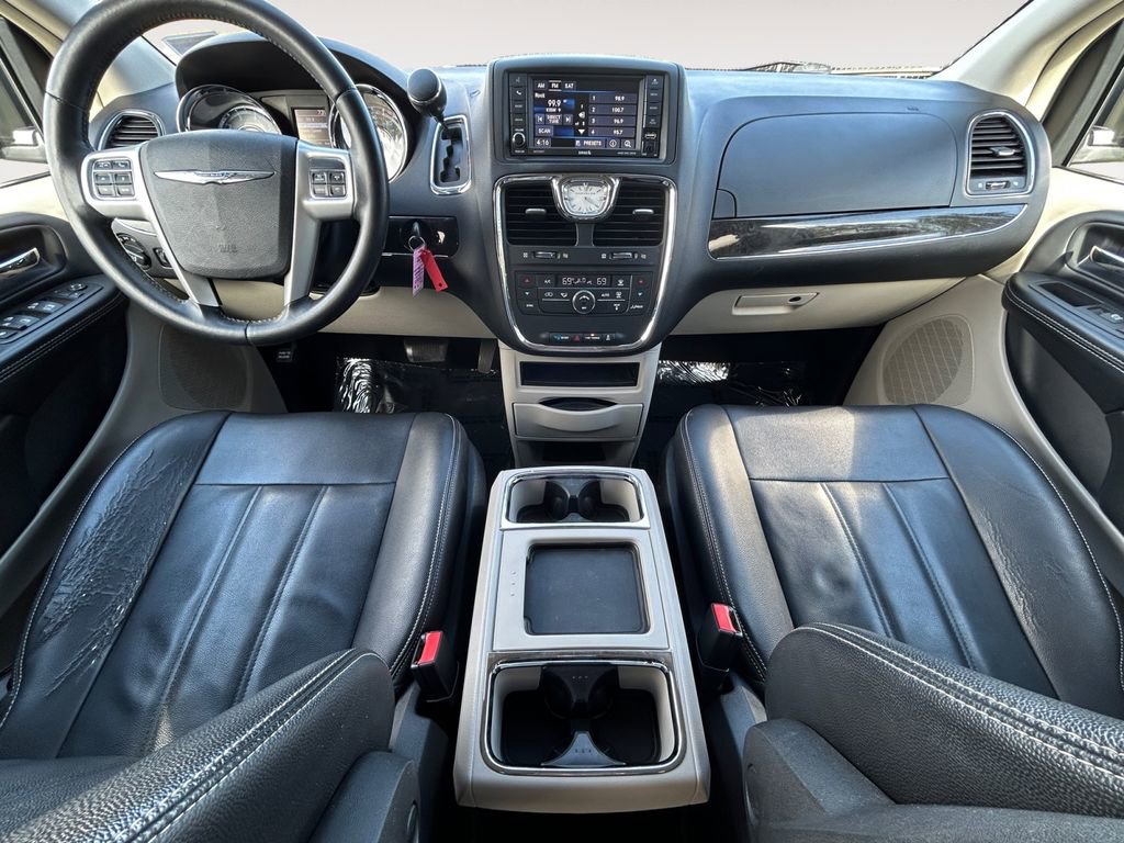 Used 2016 Chrysler Town & Country Touring FWD image 11