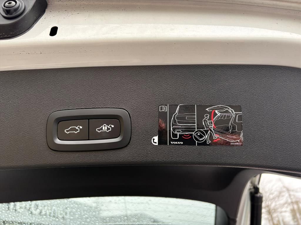 Used 2020 Volvo XC40 T5 Momentum image 23