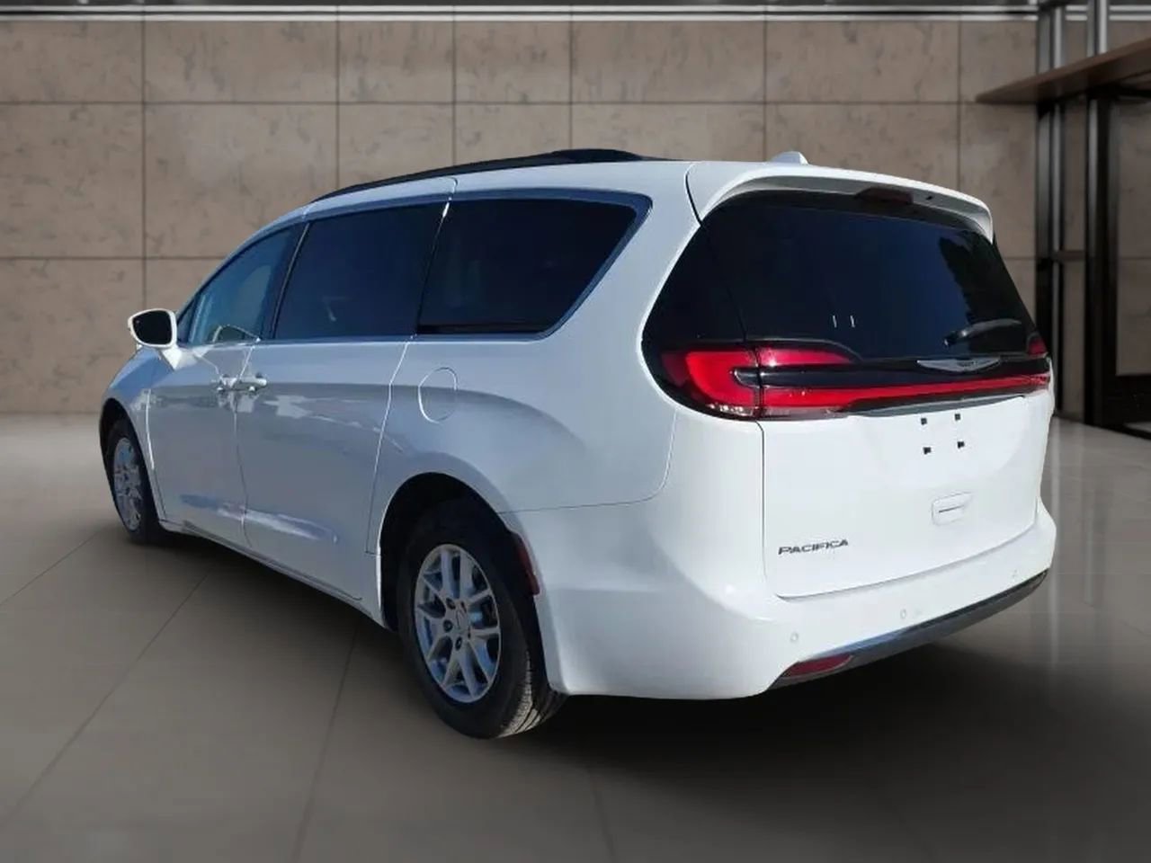 Used 2022 Chrysler Pacifica Touring-L FWD image 6