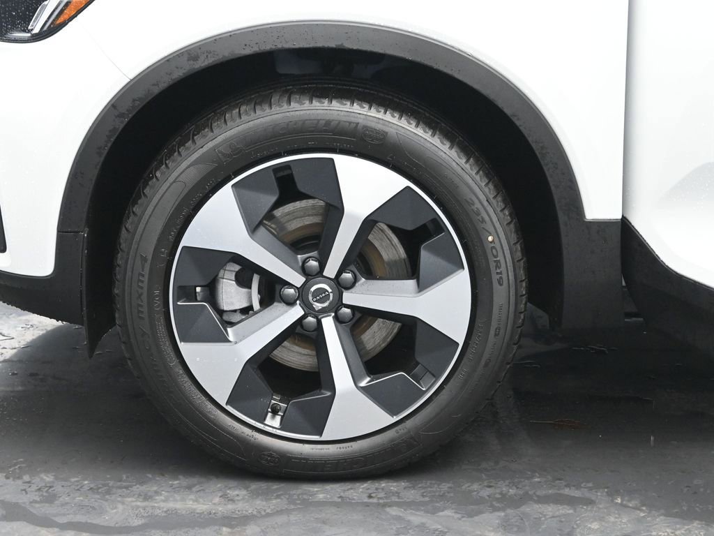 New 2025 Volvo XC40 B5 Core w/ Protection Package Premier image 29