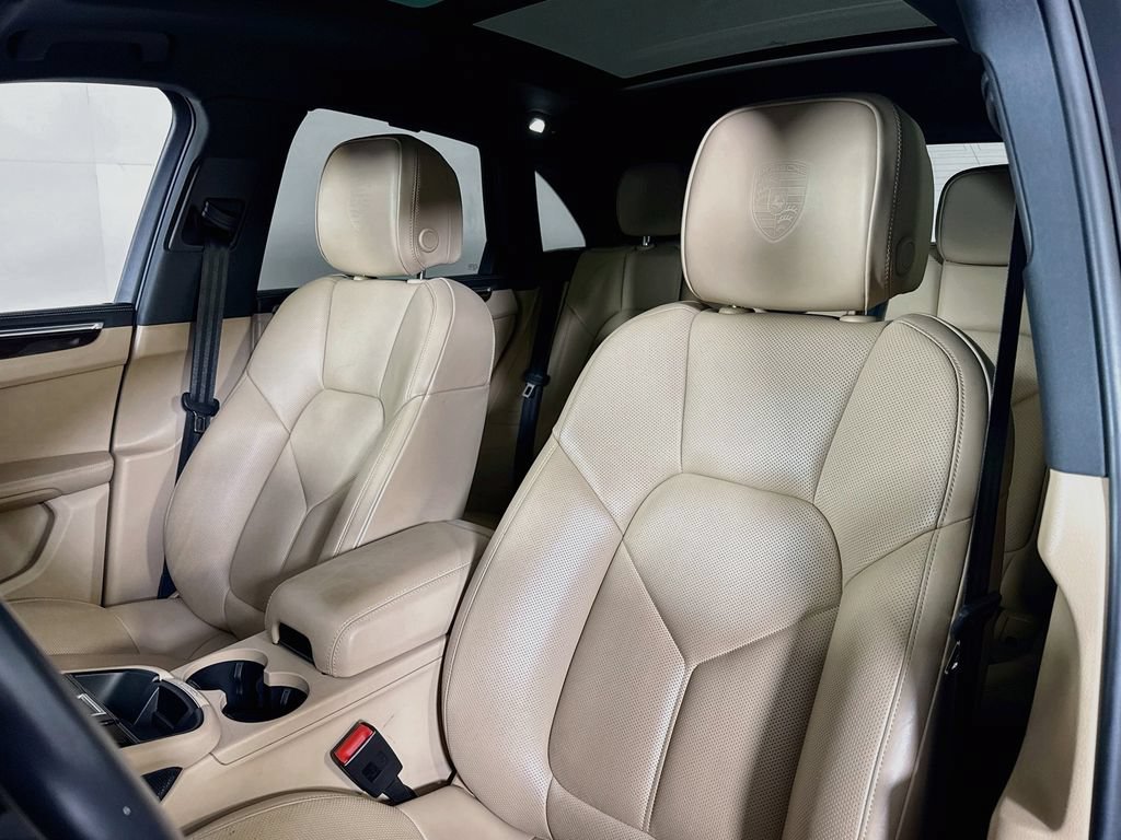 Certified 2024 Porsche Macan AWD/4WD image 5