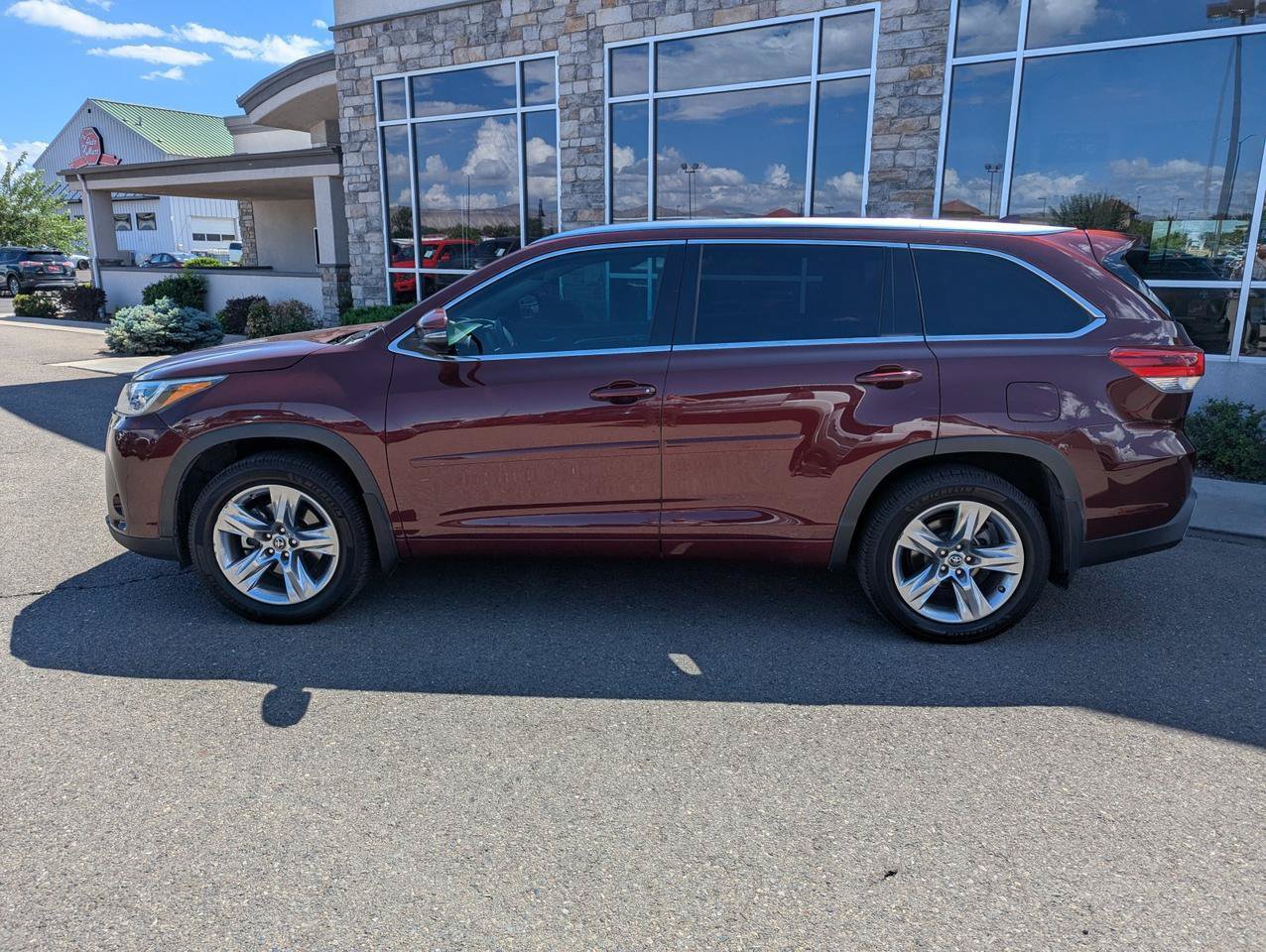 Used 2017 Toyota Highlander Limited AWD/4WD image 2