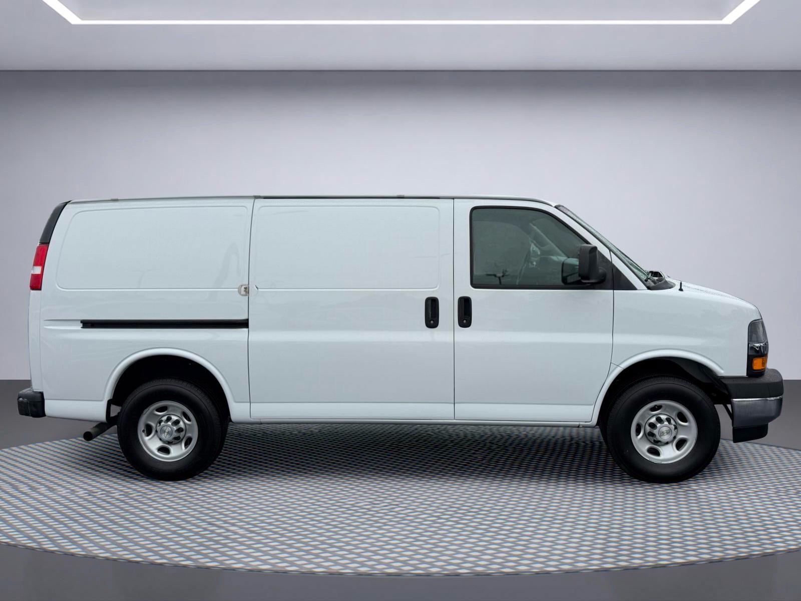 Used 2021 Chevrolet Express 3500 w/ Driver Convenience Package RWD image 12