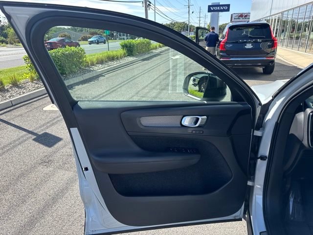 Used 2020 Volvo XC40 T5 R-Design w/ Protection Package AWD/4WD image 19