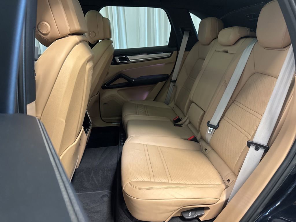Certified 2023 Porsche Cayenne Platinum Edition image 32