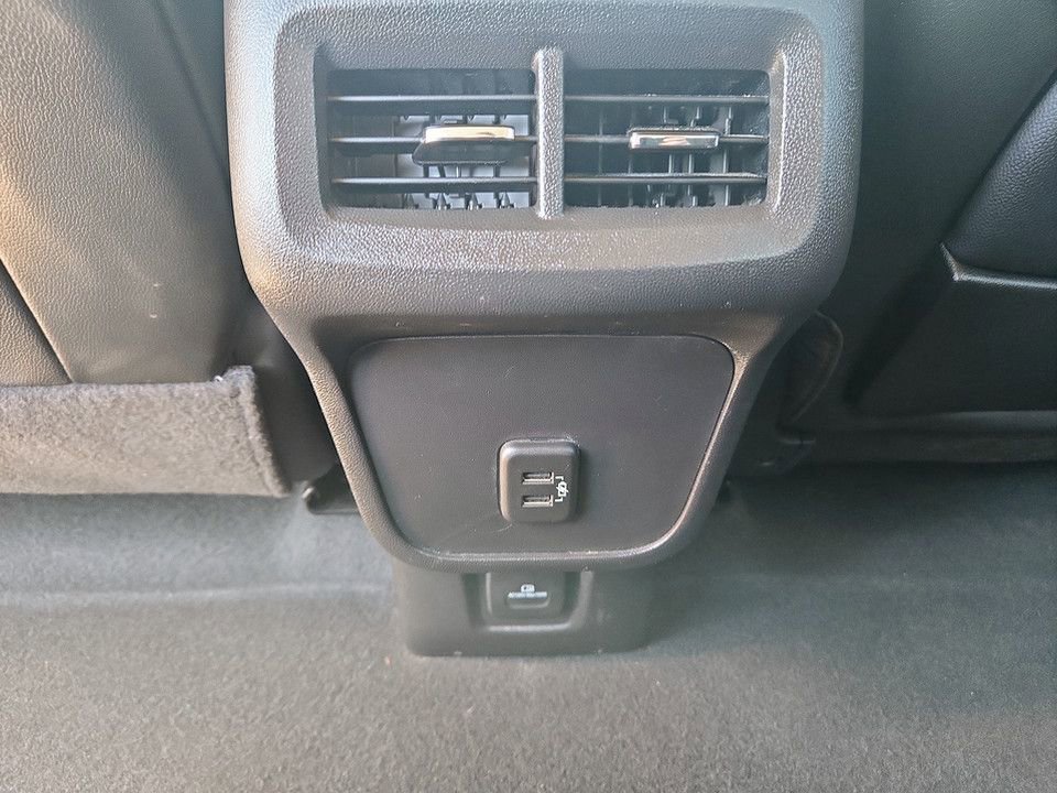 Used 2023 GMC Terrain SLT image 32