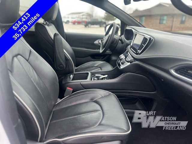 Used 2025 Chrysler Pacifica Limited image 20
