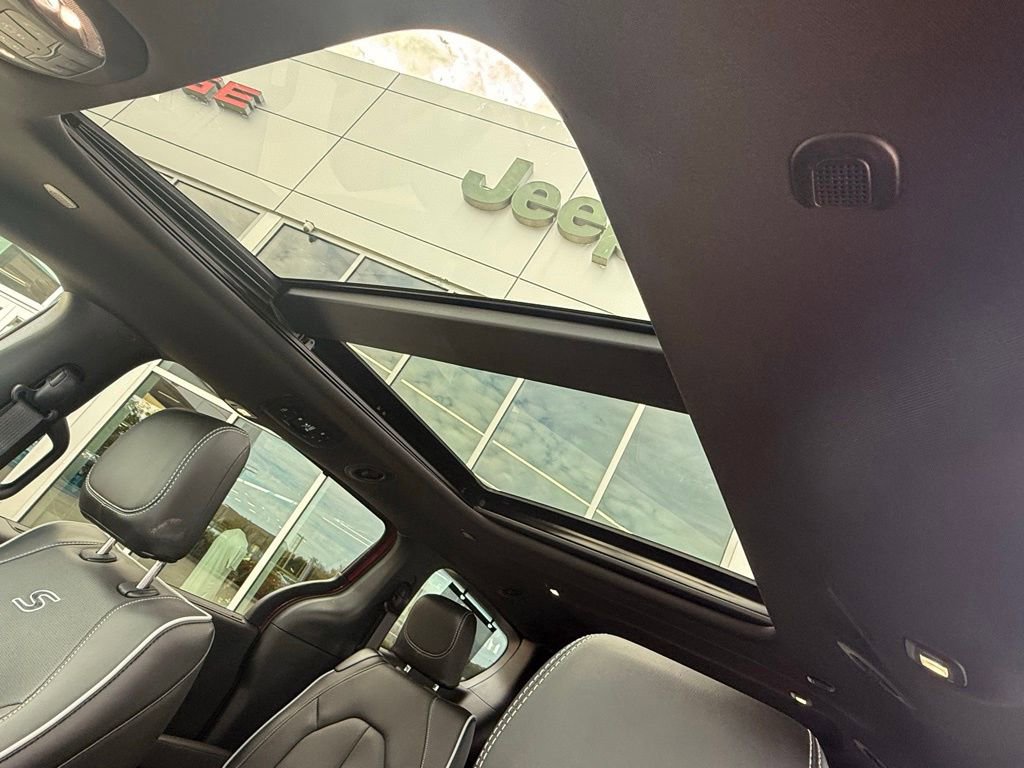 Certified 2025 Chrysler Pacifica Limited image 33