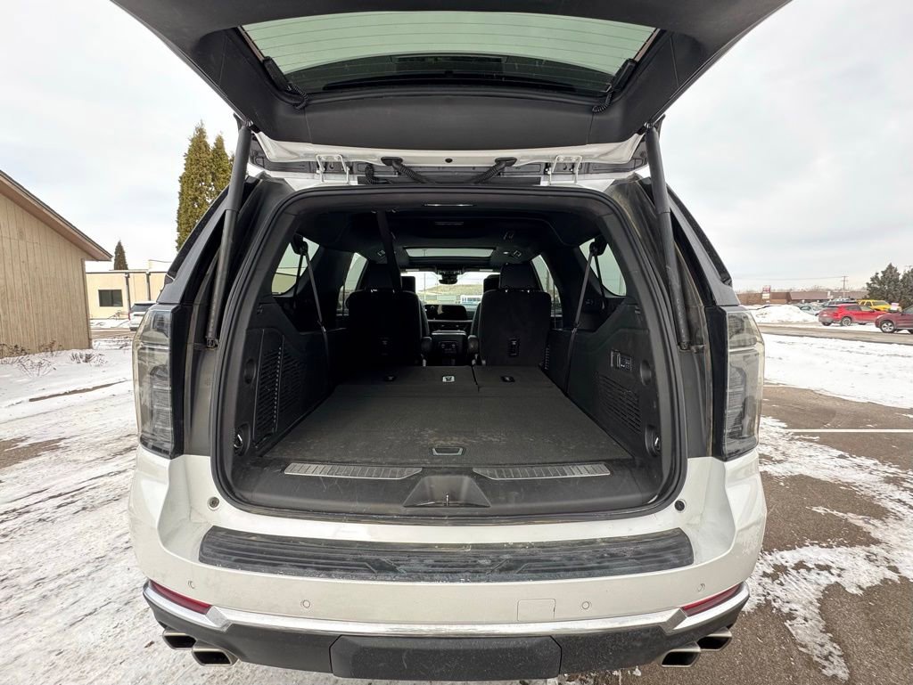 Used 2025 Chevrolet Suburban High Country image 37