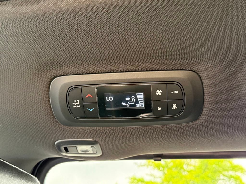 New 2027 Chrysler Pacifica Limited FWD image 31