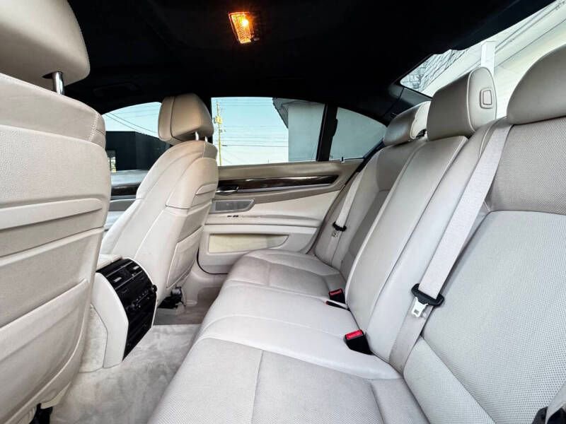 Used 2015 BMW 750i RWD image 10